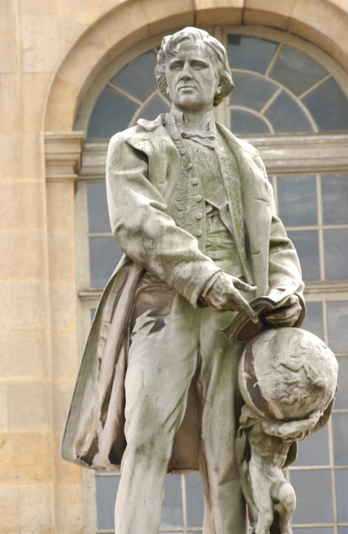 Statue d'Urbain Le Verrier, fondateur du Service météorologique français, érigée devant les bâtiments de l'Observatoire de Paris. © Météo-France.