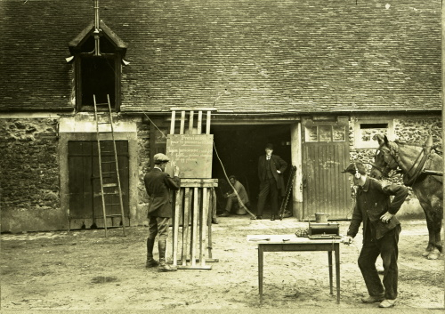 Réception du premier bulletin météorologique émis par la tour Eiffel en juillet 1922, dans une cour de ferme en Île-de-France. © Météo-France.