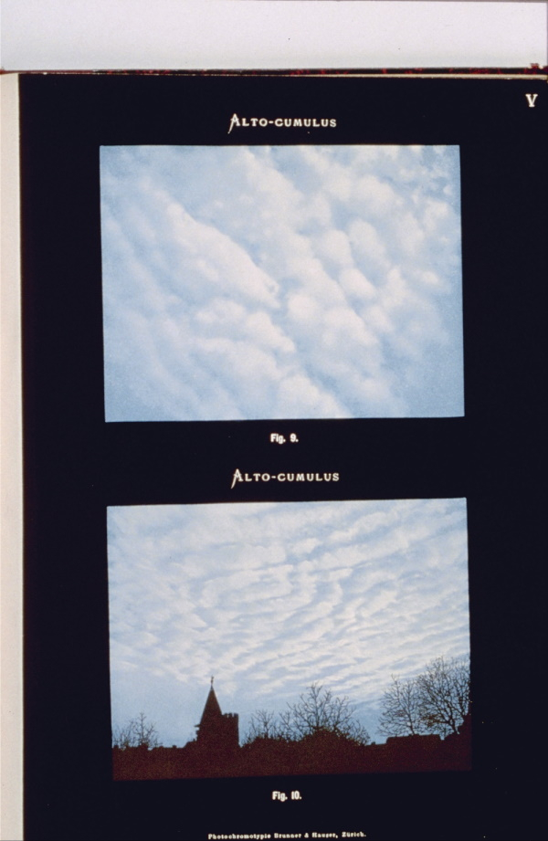 Page intérieure de l'Atlas international des nuages de 1896, avec des photographies colorisées. © Météo-France.