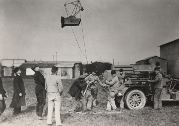 Levage d'un appareil de sondage basse couche par ballon captif de l'aérostation militaire (C. Saconet) à l'observatoire de Trappes. © Météo-France.