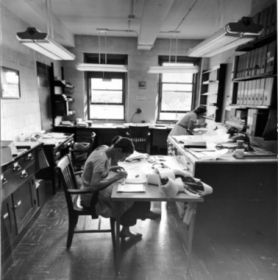 Joanne Simpson est la première femme à recevoir un doctorat en météorologie aux USA. Image : The Schlesinger Library — NASA Earth Observatory
